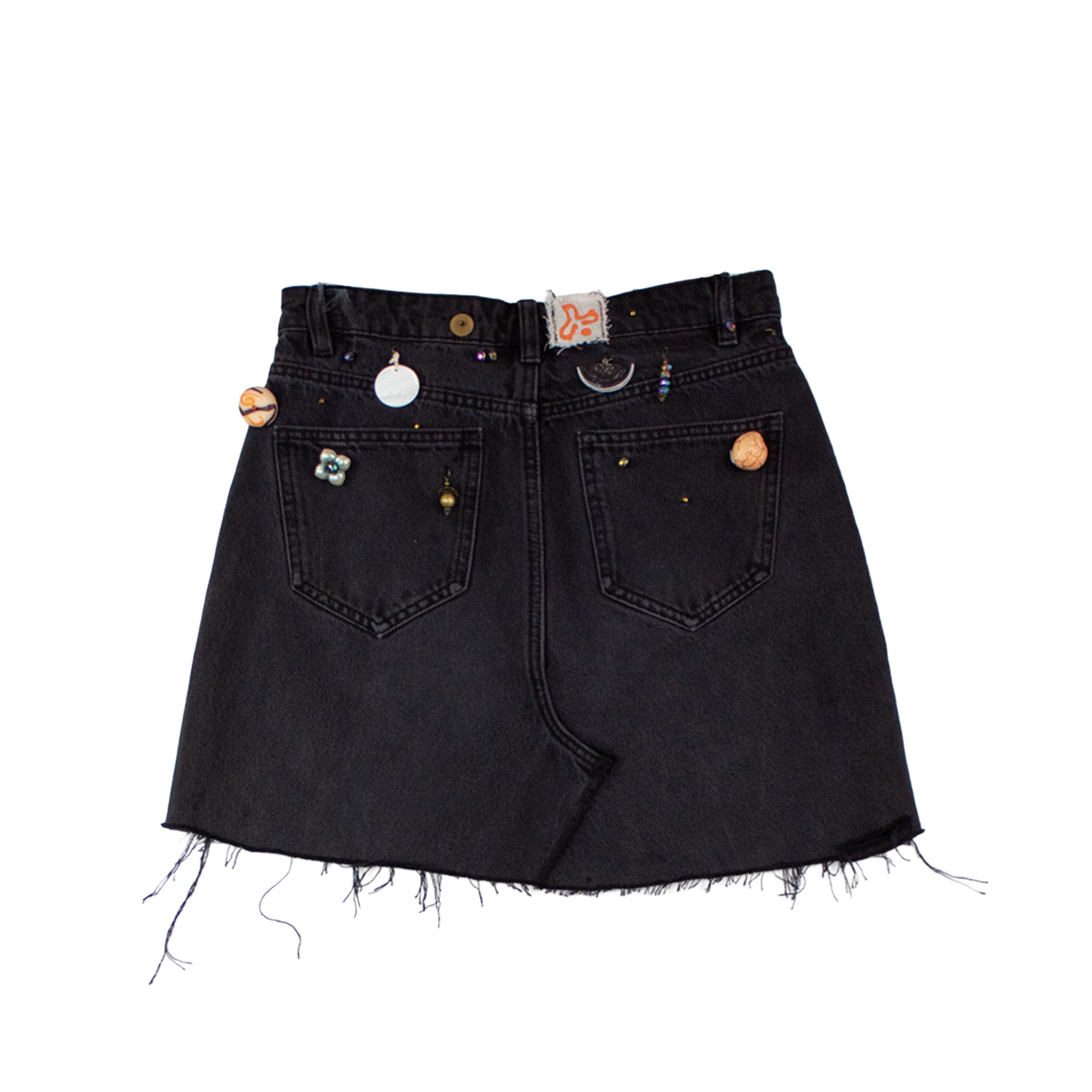 Mini jupe en jean noir upcyclée — denim customisé bijoux | Pièce unique Noussom